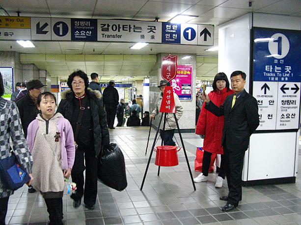 チリ〜ン、チリ〜ンと募金を呼びかける「救世軍」の鳴らすベルの音色が、騒がしい人込みの中から聞こえてくると「12月だなあ〜」というカンジ！日本よりもよく見かけると言われる韓国の「救世軍」は、今年80周年だそう！