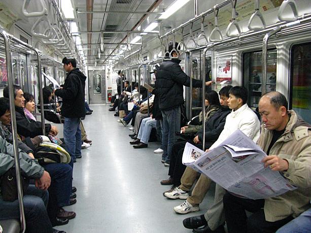 新聞を読む人の姿が見られるのは、日本でも韓国でも同じ地下鉄内の風景ですが・・・