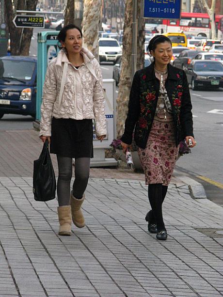 特に、今年よく見かけるのはやっぱりムートンブーツ！日本でも流行っているみたいだけれど、かわいくて暖かいムートンブーツは韓国でも大人気！こうやってミニ丈ボトムとカラータイツに合わせたり・・・
