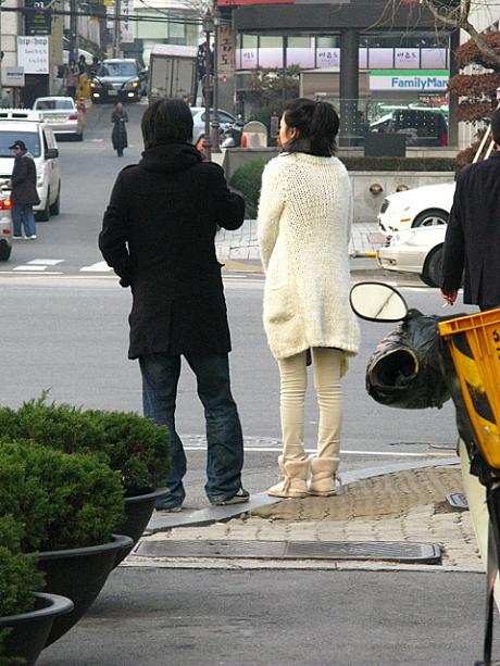白っぽい色のレギンスに、同系色のブーツをはいている子もいますね！それにまたざっくりとした白いニットを合わせたコーディネート、カワイイなあ〜＾＾