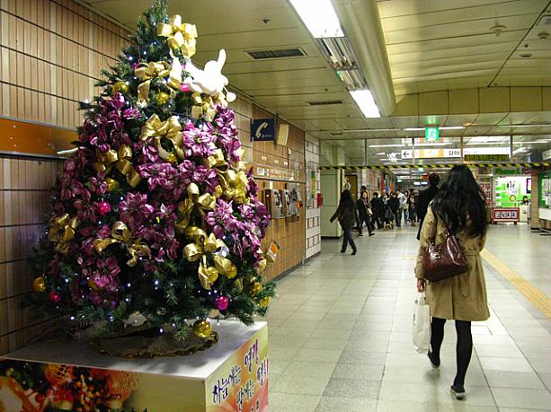 答えは地下鉄駅！毎年、この時期になると地下鉄駅内にはこうやってクリスマスツリーが飾られます。けっこう派手なツリーですね〜！