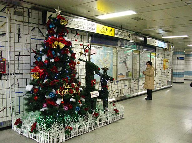 このツリー、駅によって飾りつけがいろいろと違うんですョ。こちら忠武路(チュンムロ)駅ではこんなカンジ！