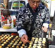 たこ焼きの早業！？明洞で名人たちも募金活動！ - 明洞 