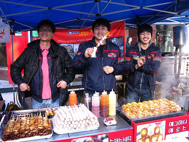 タッコチ(韓国式焼き鳥)の屋台も〜。その他、鰻の蒲焼やマンドゥ(韓国式ギョウザ)など、いろんな食べ物がありましたョ！