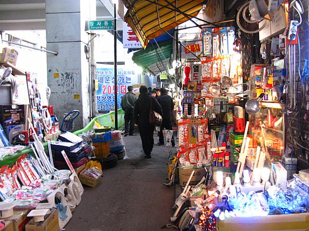 今はもう、工事中の部分は立ち入り禁止なので、商店街を突き抜けるときは脇の細い道を通って行き来するようになっています。こちらにあるお店は全て営業中。かなりディープな雰囲気ですね＾＾；
