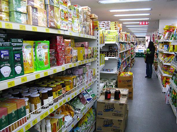 こちらは韓国のマート(スーパー)。一見、日本と似た店内の風景ですが、日本にはあまり無いものももちろんいっぱい売っているんですよね〜。