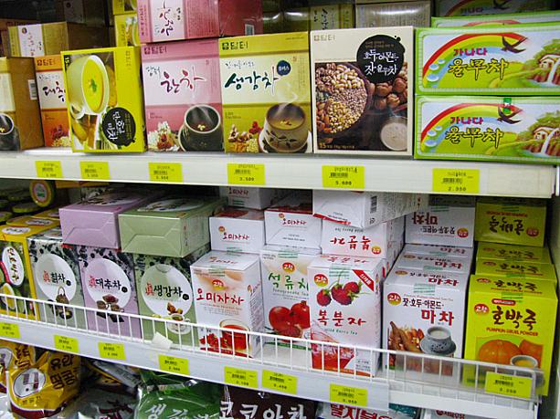 ここは韓国の伝統茶が並ぶコーナー。テチュ(なつめ)茶やソンニュ(ざくろ)茶、ポップンジャ(山いちご)茶、オミジャ(五味子)茶・・・などなど、韓国らしいお茶がたくさん。