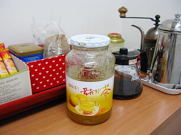 そんな韓国茶の中でも、寒い冬に特に美味しいのが柚子(ユジャ)茶！ナビ社でもこの季節になると、コーヒーや紅茶に混じって時々登場するんですョ。でも、新しい瓶が開けられるといつもほんの数日で無くなってしまうという人気ぶり！