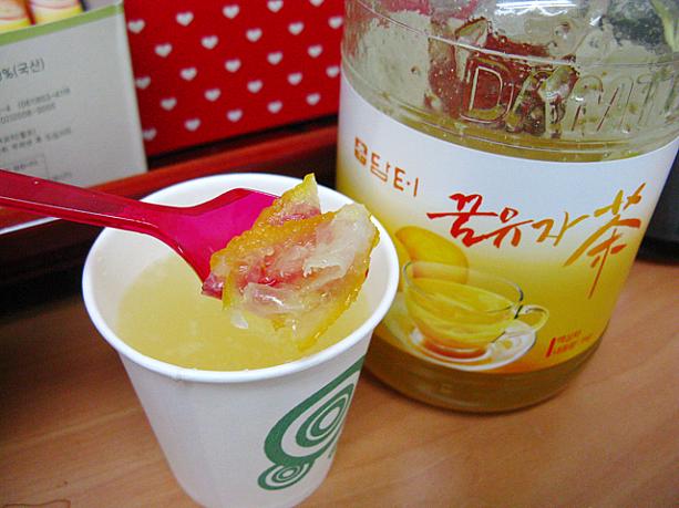 熱いお湯に溶かすだけで、甘酸っぱいアツアツの柚子茶の出来上がり〜！中のほろ苦い柚子も一緒にいただいて・・・あ〜、ほっとするお味〜＾＾　この柚子茶は身体を温め、ビタミンが豊富で風邪にも良いそう。まさに寒い冬にぴったり！