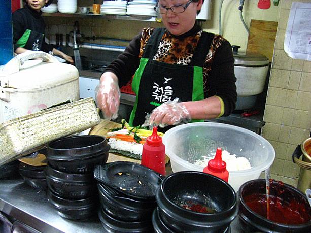 韓国のファーストフードの定番、海苔巻きは韓国語でキンパッ(海苔ご飯)と言います。お店でキンパッを注文すると、慣れた手つきでおばさんがパパパーっと作ってくれて・・・
