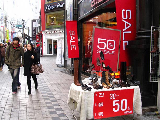 街を歩くと、あちこちで見かける「SALE」の文字！ここ明洞(ミョンドン)でも、各お店で冬のセールが本格的に始まったよう！