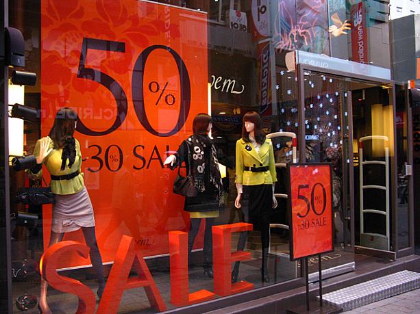 お店のショーウィンドウ全体でセール中をアピール！さすが季節のセールというだけあって、割引率の高さが目を引きますね〜。