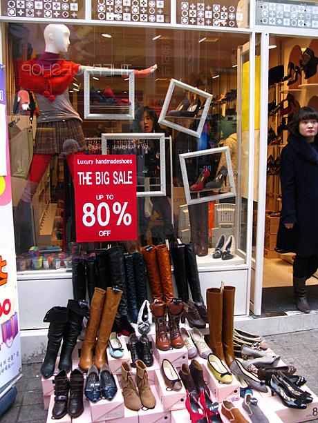 おお、こちらは最高80％オフ！？？うわあ、安くなってるな〜。今買わなきゃ損かも！？って気になりそうですね〜＾＾；