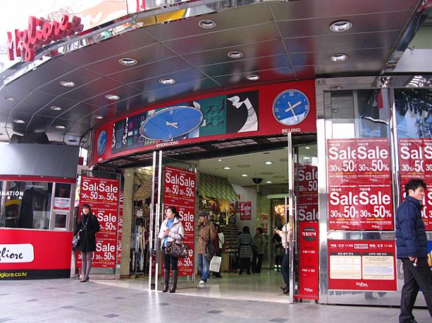 路面店だけじゃなく、「ミリオレ」や「TABBY」といったファッションビル、そして「M-PLAZA」に入っている「ZARA」や「FOREVER21」でもセールをやっていましたョ！ちなみにこちらミリオレ明洞では、今週末の土曜日、24日までこのセールを開催！