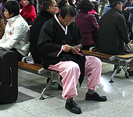 そろそろ帰省ラッシュ。みんな駅でどんなふうに過ごしているのかな〜？！ -ソウル駅