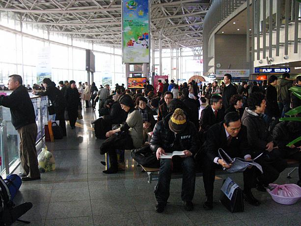 ソルラル(旧正月)まであと4日！多くの人が田舎に帰省するこの時期、ソウル駅はいつもよりたくさんの人でごった返します。今日はまだそれほどでもなかったけれど、やっぱりいつもより人が多かったな〜。待合場所もこのとおり！