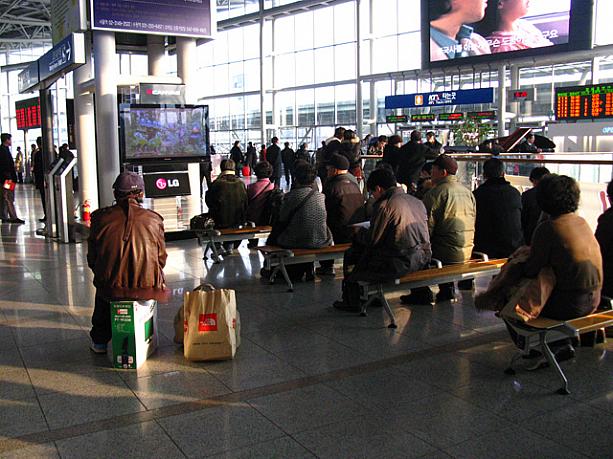 今日の時点でも電車は1、2時間先まで満席で、駅に来ても予約をしなていないとすぐには乗れない状態。なので、駅で長い時間待つ人が多いみたい。ベンチがいっぱいなので荷物の上に座っている人も。確かに立ったまま何時間も待つのは大変ですよね〜。