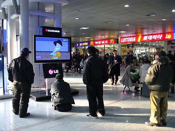 こちらは可愛らしいアニメに見入っているおじさんたち<br>＾＾　時間を潰すにはちょうどいいですよネ。