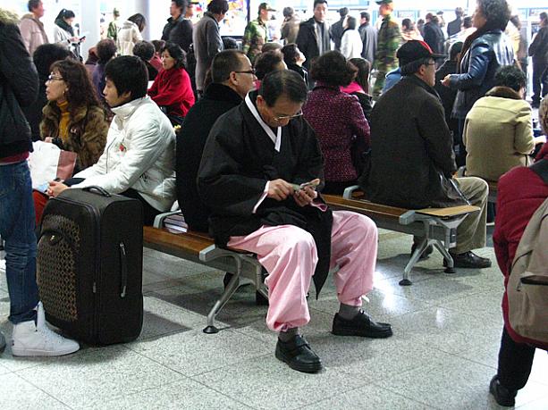 韓服(韓国の伝統衣装)をお召しになったおじいさんは携帯メールをチェック中・・・昔の衣装に現代の機器というギャップが面白い！？