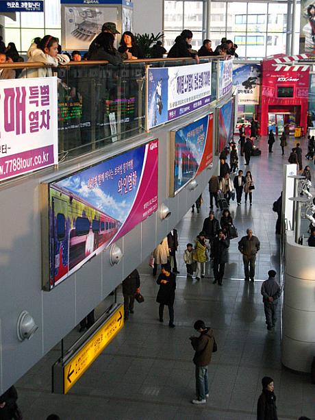 2階から1階の人混みをぼんやりと眺めている人も結構いましたョ。今日はこんなカンジだったけれど、明日金曜からもっと本格的に込み始めて、土曜日くらいが帰省ラッシュのピークになりそう。