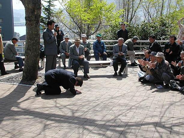 『国会議員のクンジョル（最敬礼）を受けて健康になってください』と、当選したばかりのハンナラ党議員の挨拶でした。