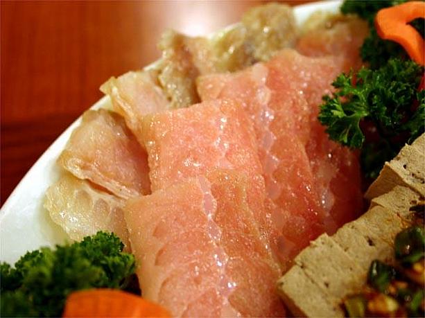 ホンオ（エイ）は、韓国でも美味中の美味と有名ですが・・・。発酵してあるので、かなり強烈な匂いを発します！！