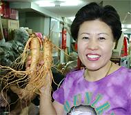 笑顔で新鮮な高麗人参を売り込むおばさん！ -釜田市場 にて