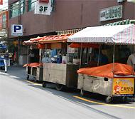 大通りから一本外れた路地に入ってみたら・・・ -西面にて