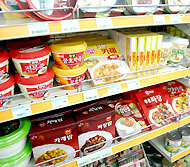 お土産に最適なものがたくさん売っている韓国のコンビニ！ -