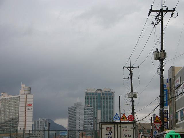 朝からヒョウが降ったり 雷がなったりと 嵐のようなお天気の釜山です 凡一洞にて プサンナビ