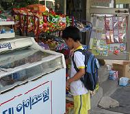 韓国の学校の近くにも日本のような駄菓子屋さんがあります〜！ -楊亭にて