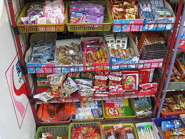 お菓子の種類も日本のものに似ているものもあり、お土産などにもいいかも！！