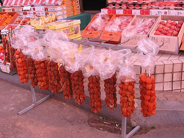 この時期、果物屋さんをのぞくと売られていますよ！