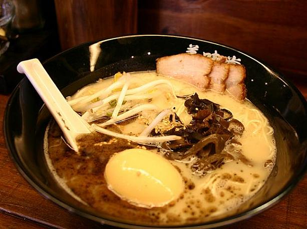 麺が細めで、卵も半熟で、かなり食べ応えがあります〜！