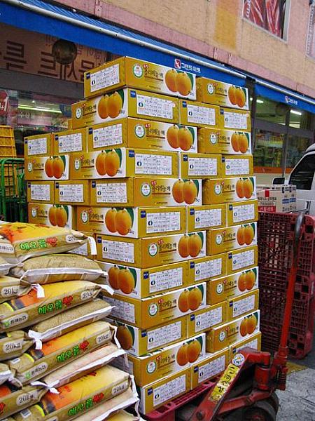 こちらは高～く積まれた梨の箱。それにしても、韓国内でソルラルにどれくらいの梨を消費するのだろう・・・？
