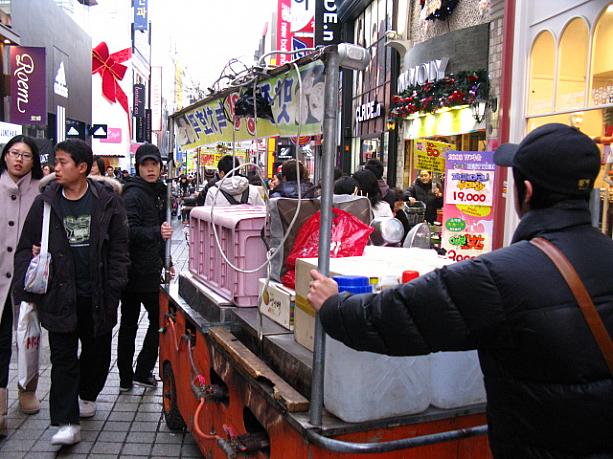 混雑した狭い道を、大きな車を押して通るのは一苦労・・・