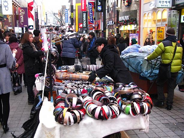 これは、夜になると道に並ぶ屋台や露店を準備する人々。リアカーにかかったシートを外すと商売道具が現れて、あっという間にたくさんの商品を並べたお店がオープン！