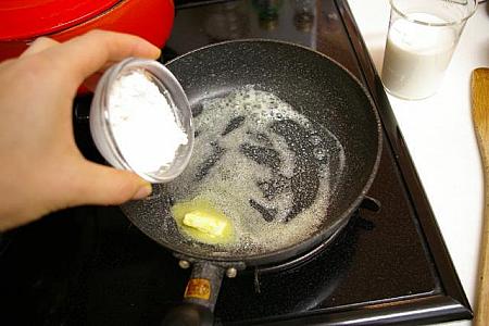 ２）バターが溶けたら小麦粉を入れる。