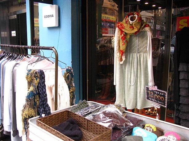 こちらのお店にも春用のスカーフが並んでいますね?。・・・といってもまだ冬は終わっておらず、また寒くなるんだろうけれど、予報によると来週もこんなお天気が続くみたいですョ＾＾