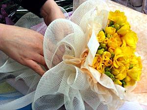 ８．網状シートでさらに花を包んでいく