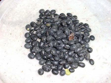 黒豆：１／４カップ<br>中が緑色の黒豆が美味しくて高級品。