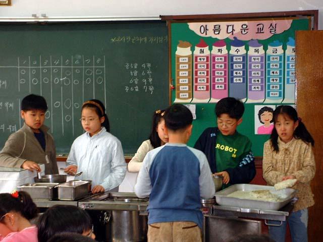 みぽりん そうる Com 第１９回 これが韓国学校給食だ お家のご飯よりマシッソヨ 美味しいわ ソウルナビ