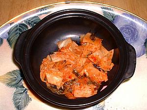 １）土鍋に発酵したキムチを薄く敷く