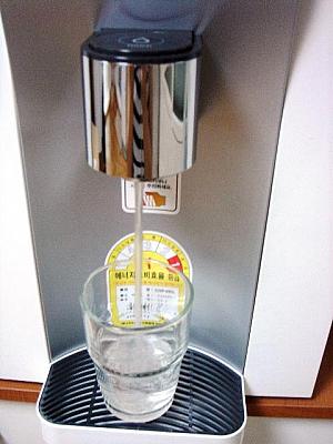 「Touch」というところを押すと、「ティーン！」というかわいい音とともに、1杯分の水が自動的に出て止まります。　
