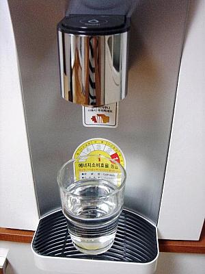 「Touch」というところを押すと、「ティーン！」というかわいい音とともに、1杯分の水が自動的に出て止まります。　