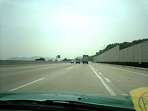 ・高速道路は、広くて快適、日本よりもむしろ快適かも。