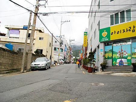 チャンジョンドン駅側から上る坂道  