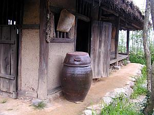 最近でもよく見かけるこの壷は、キムチや穀物を貯蔵しておくためのものだそうです。