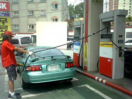 ・韓国のガソリンスタンドはフルサービスが基本。給油はスタッフがやってくれます。給油口が逆だったって気にしない！ホースを引っ張ればいいだけのこと！ケンチャナヨ～！ 