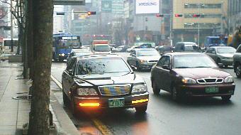 日韓問わず、車上荒らしは存在している。韓国でも盗難警報機を装着した車を目にする 
